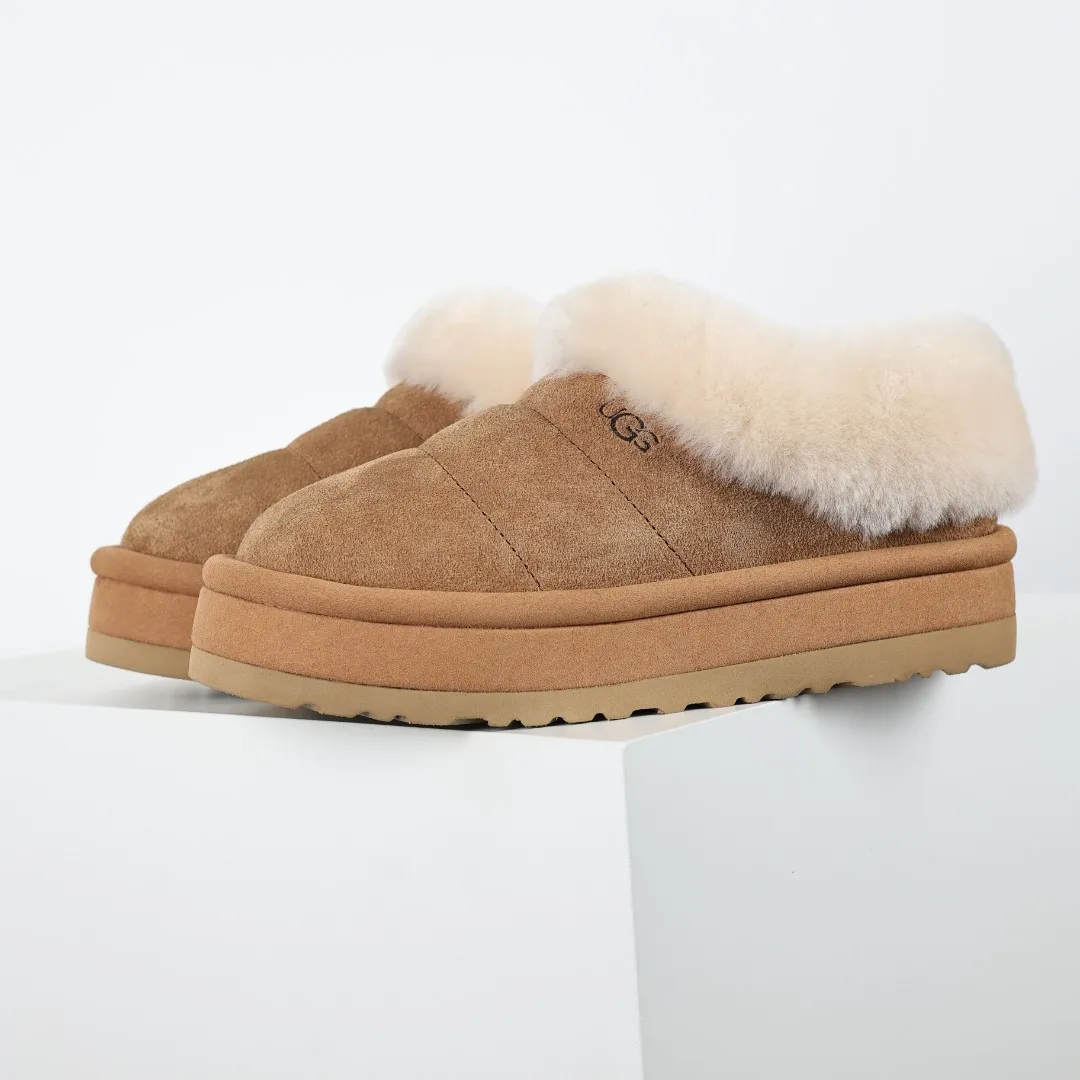 Pick up locally💰660 Core recommendation Good price Cashmere insoles are a very suitable choice for keeping warm in winter and at home. In the new year, uug launched a series of styles, which are partially geared towards the preferences of young consumers and have also moved to the forefront of fashion trends. Shoe body material Water-repellent coated suede upper 17mm UGGPURE™ implanted wool insole Lightweight non-slip comfortable rubber outsole With brand LOGO Trademark Comes with a full set of packaging Size: 35 36 37 38 39 40